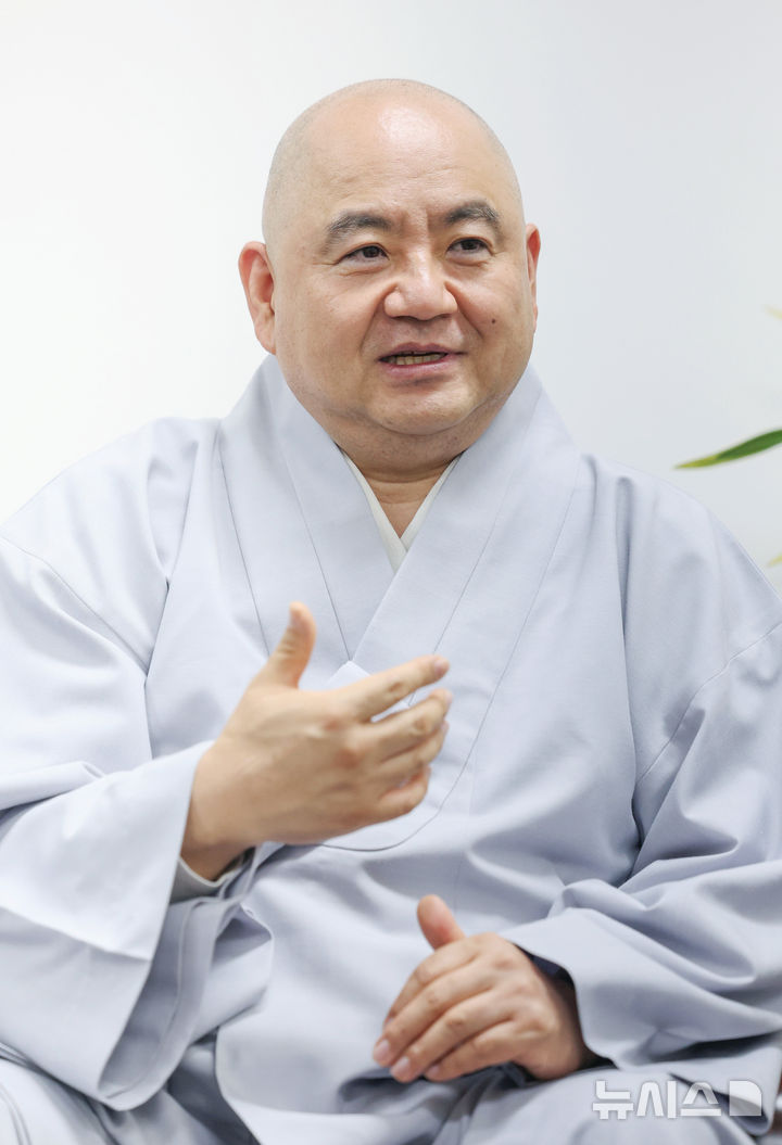 [서울=뉴시스] 김진아 기자 = '버티는 시간을 위하여'를 출간한 성진 스님이 22일 서울 종로구 도반HC에서 뉴시스와 인터뷰를 하고 있다.&nbsp; 신간 '버티는 시간을 위하여'는 세계 흐름의 불확실성 속에서 개인의 불안이 커지는 시대를 살아가는 이들을 위한 위로와 해법을 담았다. 2026.04.22. bluesoda@newsis.com