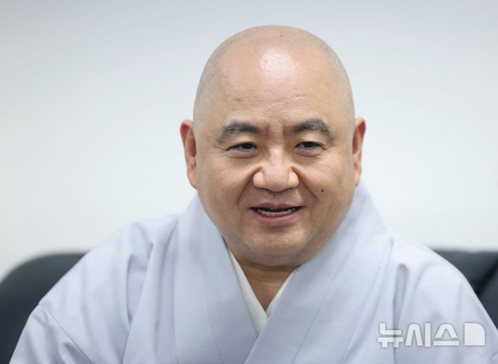 [서울=뉴시스] 김진아 기자 = '버티는 시간을 위하여'를 출간한 성진 스님이 22일 서울 종로구 도반HC에서 뉴시스와 인터뷰를 하고 있다.&nbsp; 신간 '버티는 시간을 위하여'는 세계 흐름의 불확실성 속에서 개인의 불안이 커지는 시대를 살아가는 이들을 위한 위로와 해법을 담았다. 2026.04.22. bluesoda@newsis.com