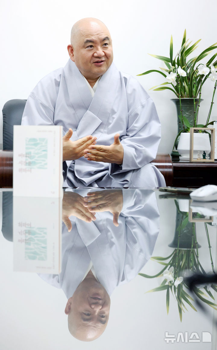 [서울=뉴시스] 김진아 기자 = '버티는 시간을 위하여'를 출간한 성진 스님이 22일 서울 종로구 도반HC에서 뉴시스와 인터뷰를 하고 있다.&nbsp; 신간 '버티는 시간을 위하여'는 세계 흐름의 불확실성 속에서 개인의 불안이 커지는 시대를 살아가는 이들을 위한 위로와 해법을 담았다. 2026.04.22. bluesoda@newsis.com