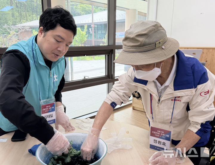 KT서부고객본부와 KT노동조합 호남지방본부는 23일 광주지방보훈청과 함께 국가유공 장애인과 보훈가족을 초청해 나주 국립나주숲체원에서 '금성산 나눔의 숲 오감체험' 행사를 진행했다. (사진=KT 제공) photo@newsis.com