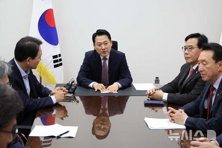 [서울=뉴시스] 조성봉 기자 = 장동혁 국민의힘 대표가 23일 오후 서울 여의도 국회에서 열린 '정동영 통일부 장관 대북정보 유출 논란' 관련 당 대표 주재 외통위, 국방위, 정보위 상임위원장 긴급 비공개 간담회에서 발언을 하고 있다.2026.04.23. suncho21@newsis.com