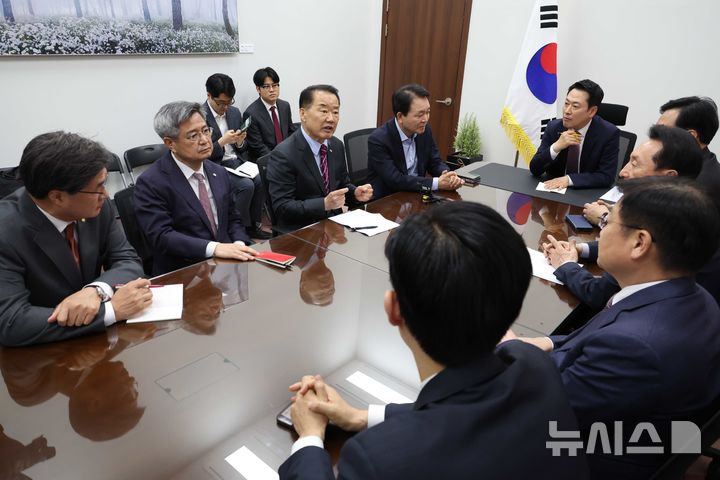 [서울=뉴시스] 조성봉 기자 = 장동혁 국민의힘 대표가 23일 오후 서울 여의도 국회에서 열린 '정동영 통일부 장관 대북정보 유출 논란' 관련 당 대표 주재 외통위, 국방위, 정보위 상임위원장 긴급 비공개 간담회에서 신성범 정보위원장의 발언을 듣고 있다.2026.04.23. suncho21@newsis.com