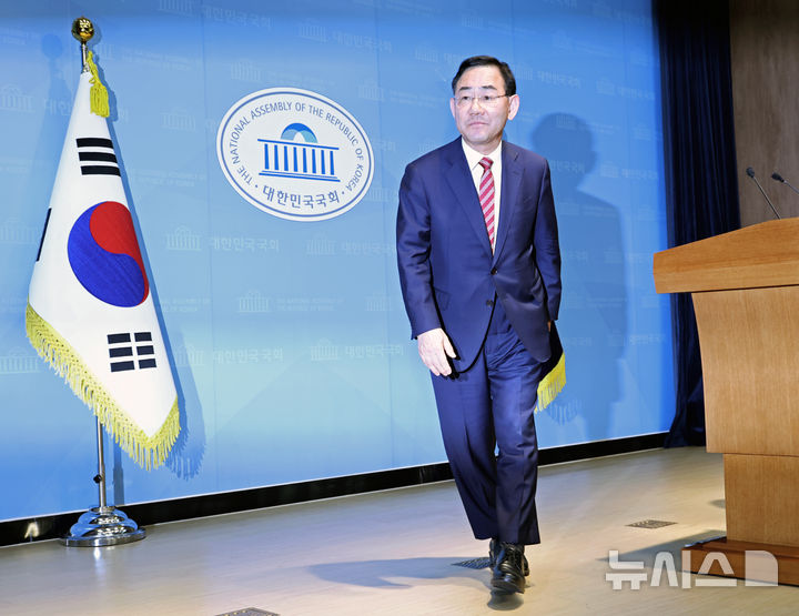 [서울=뉴시스] 김금보 기자 = 주호영 국회 부의장이 23일 오후 서울 여의도 국회 소통관에서 지방선거 대구시장 불출마 뜻을 밝힌 후 퇴장하고 있다. 2026.04.23. kgb@newsis.com