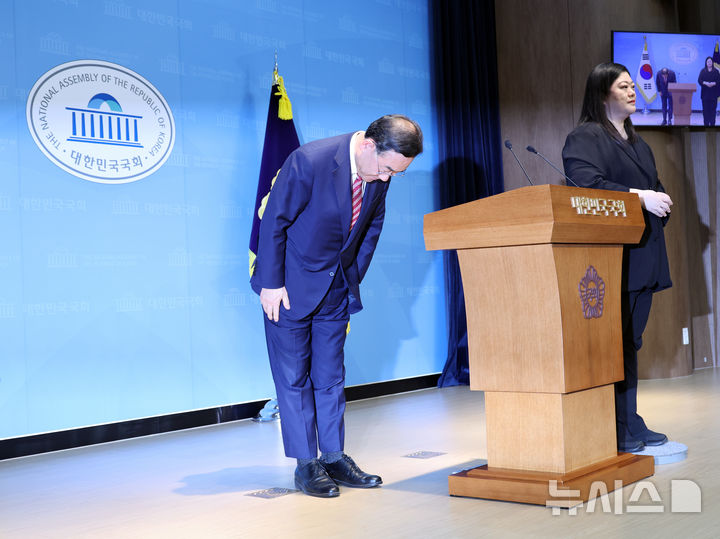 [서울=뉴시스] 김금보 기자 = 주호영 국회 부의장이 23일 오후 서울 여의도 국회 소통관에서 지방선거 대구시장 불출마 뜻을 밝힌 후 인사하고 있다. 2026.04.23. kgb@newsis.com