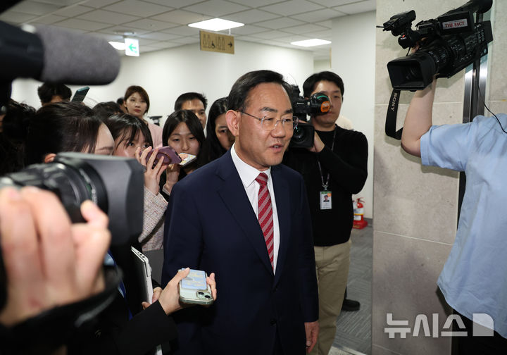 [서울=뉴시스] 김금보 기자 = 주호영 국회 부의장이 23일 오후 서울 여의도 국회 소통관에서 지방선거 대구시장 불출마 뜻을 밝힌 후 취재진 질문을 받지 않고 퇴장하고 있다. 2026.04.23. kgb@newsis.com