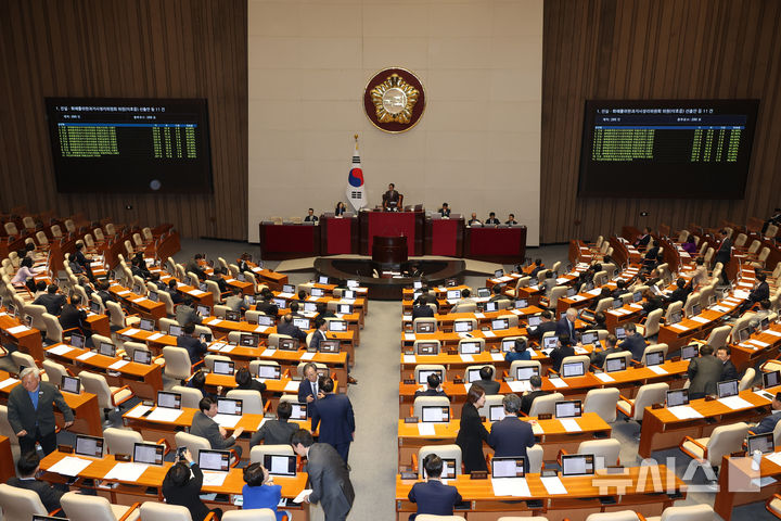 [서울=뉴시스] 고승민 기자 = 23일 서울 여의도 국회에서 열린 제434회국회(임시회) 제7차 본회의에서 진실화해를 위한 과거사정리위원회 이호중 등 위원 10인 및 김남주 국민권익위원 선출안 등이 가결되고 있다. 2026.04.23. kkssmm99@newsis.com