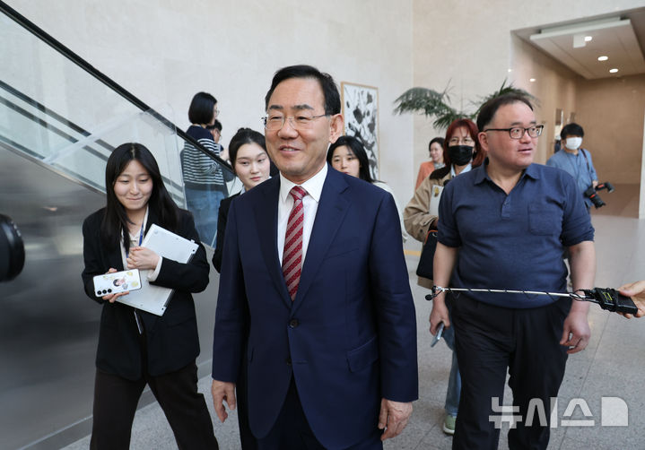 [서울=뉴시스] 김금보 기자 = 주호영 국회 부의장이 23일 오후 서울 여의도 국회 소통관에서 지방선거 대구시장 불출마 뜻을 밝힌 후 취재진 질문을 받지 않고 퇴장하고 있다. 2026.04.23. kgb@newsis.com