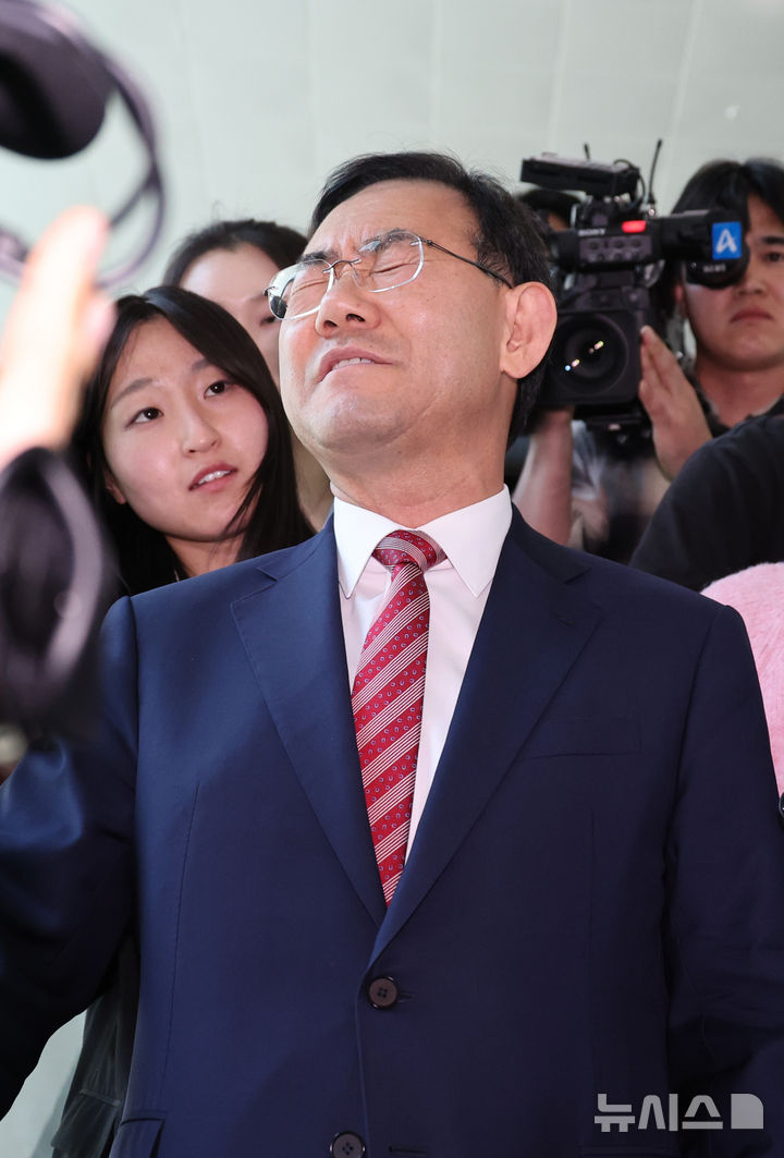 [서울=뉴시스] 김금보 기자 = 주호영 국회 부의장이 23일 오후 서울 여의도 국회 소통관에서 지방선거 대구시장 불출마 뜻을 밝힌 후 취재진 질문을 받지 않고 퇴장하고 있다. 카메라 조명이 켜지자 눈을 감고 있다. 2026.04.23. kgb@newsis.com