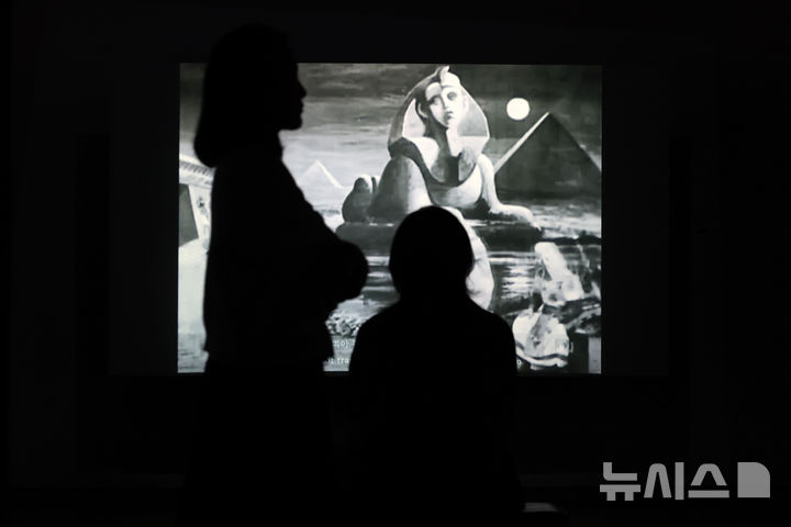 [부산=뉴시스] 박진희 기자 = 부산시립미술관은 23일 부산 남구 부산문화회관에서 아시아 사회 참여 예술의 흐름을 조망하는 '무빙 온 아시아: 포스트 사회 참여 예술' 기자간담회를 갖고 한국을 비롯한 14개국 16명의 '디지털 태생(네이티브) 세대' 작가들의 미디어 작품을 소개하고 있다. 2026.04.23. pak7130@newsis.com