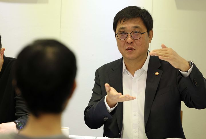 [서울=뉴시스] 최휘영 문화체육관광부 장관이 23일 서울 중구의 한 식당에서 열린 문화예술정책자문위원회 대중음악 분과 제3차 회의에서 발언하고 있다. (사진=문화체육관광부 제공) 2026.04.23. photo@newsis.com *재판매 및 DB 금지