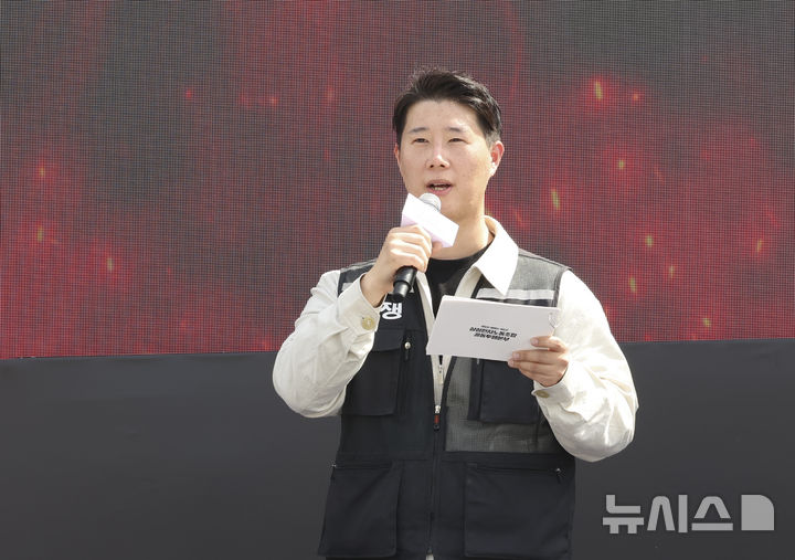 [평택=뉴시스] 김근수 기자 = 최승호 초기업노동조합 삼성전자 지부 위원장이 23일 오후 경기 평택시 삼성전자 평택사업장 앞에서 열린 투쟁결의대회에서 투쟁사를 하고 있다. 2026.04.23. ks@newsis.com