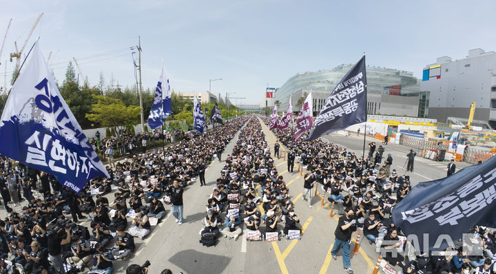 [평택=뉴시스] 김근수 기자 = 삼성전자노동조합 공동투쟁본부 조합원들이 23일 오후 경기 평택시 삼성전자 평택사업장 앞에서 열린 투쟁결의대회에서 구호를 외치고 있다. 2026.04.23. ks@newsis.com