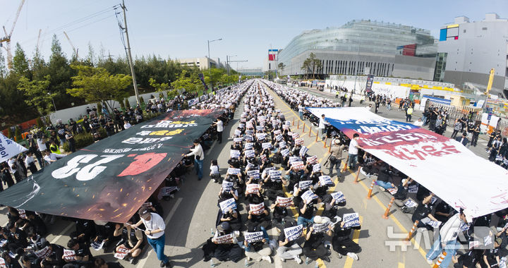 [평택=뉴시스] 김근수 기자 = 삼성전자노동조합 공동투쟁본부 조합원들이 23일 오후 경기 평택시 삼성전자 평택사업장 앞에서 열린 투쟁결의대회에서 퍼포먼스를 하고 있다. 2026.04.23. ks@newsis.com