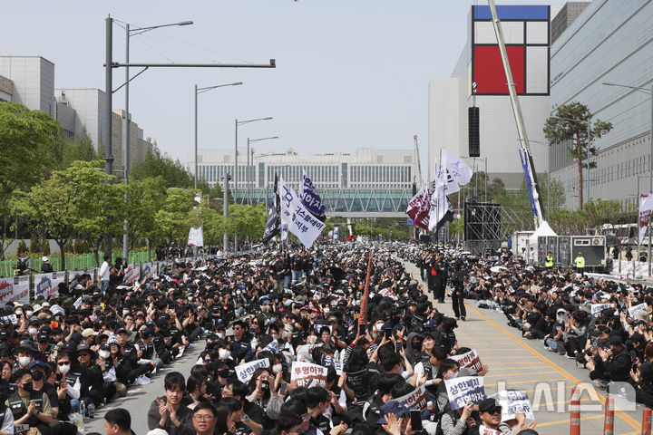 [평택=뉴시스] 김근수 기자 = 삼성전자노동조합 공동투쟁본부 조합원들이 23일 오후 경기 평택시 삼성전자 평택사업장 앞에서 열린 투쟁결의대회에서 구호를 외치고 있다. 2026.04.23. ks@newsis.com