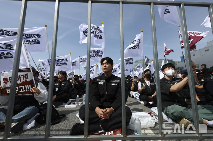 [평택=뉴시스] 김근수 기자 = 삼성전자노동조합 공동투쟁본부 조합원들이 23일 오후 경기 평택시 삼성전자 평택사업장 앞에서 열린 투쟁결의대회에 참석해 있다. 2026.04.23. ks@newsis.com