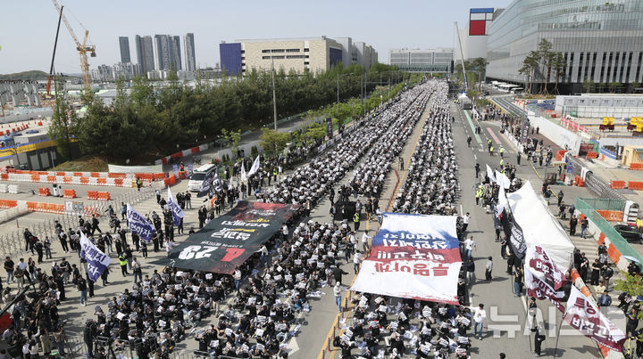 [평택=뉴시스] 김근수 기자 = 삼성전자노동조합 공동투쟁본부 조합원들이 23일 오후 경기 평택시 삼성전자 평택사업장 앞에서 열린 투쟁결의대회에서 구호를 외치고 있다. (공동취재) 2026.04.23. photo@newsis.com