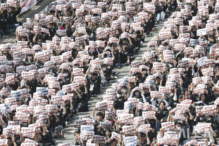 [평택=뉴시스] 김근수 기자 = 삼성전자노동조합 공동투쟁본부 조합원들이 23일 오후 경기 평택시 삼성전자 평택사업장 앞에서 열린 투쟁결의대회에서 구호를 외치고 있다. (공동취재) 2026.04.23. photo@newsis.com