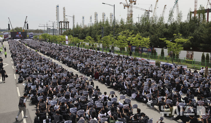 [평택=뉴시스] 김근수 기자 = 삼성전자노동조합 공동투쟁본부 조합원들이 23일 오후 경기 평택시 삼성전자 평택사업장 앞에서 열린 투쟁결의대회에서 구호를 외치고 있다. (공동취재) 2026.04.23. photo@newsis.com