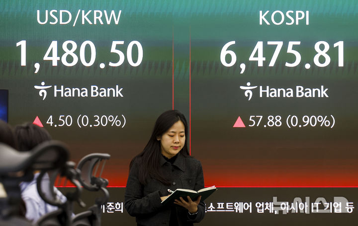 [서울=뉴시스] 정병혁 기자 = 23일 서울 중구 하나은행 딜링룸에서 직원들이 업무를 보고 있다.이날 코스피는 전 거래일(6417.93)보다 57.88포인트(0.90%) 상승한 6475.81에, 코스닥 지수는 전 거래일(1181.12)보다 6.81포인트(0.58%) 하락한 1174.31에 마쳤다.서울 외환시장에서 원·달러 환율은 전 거래일(1476.0원)보다 5.0원 오른 1481.0원에 주간 거래를 마감했다. 2026.04.23. jhope@newsis.com