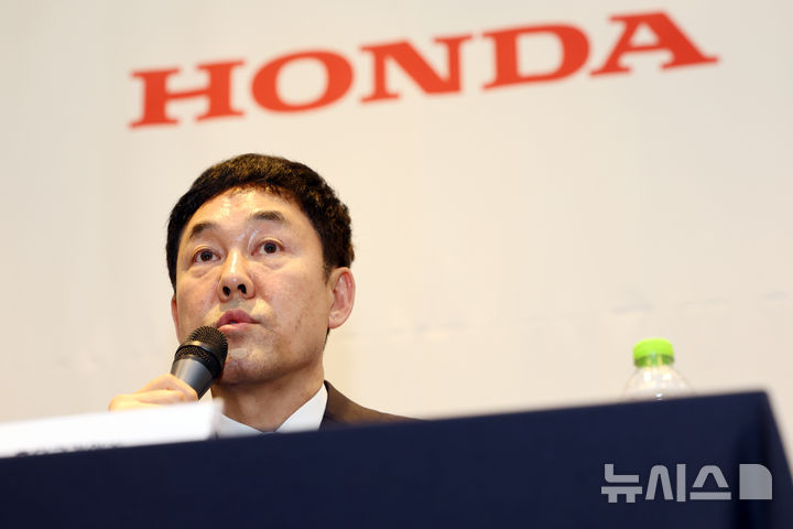 [서울=뉴시스] 황준선 기자 = 이지홍 혼다 코리아 대표이사가 23일 오후 서울 강남구 코엑스에서 열린 혼다 코리아 자동차 시장 철수 관련 기자회견에서 발언하고 있다. 2026.04.23. hwang@newsis.com