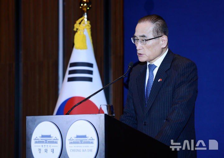 [하노이=뉴시스] 고범준 기자 = 위성락 국가안보실장이 23일(현지 시간) 베트남 하노이 프레스센터 내 중앙기자실에서 순방 관련 브리핑을 하고 있다. 2026.04.23. bjko@newsis.com