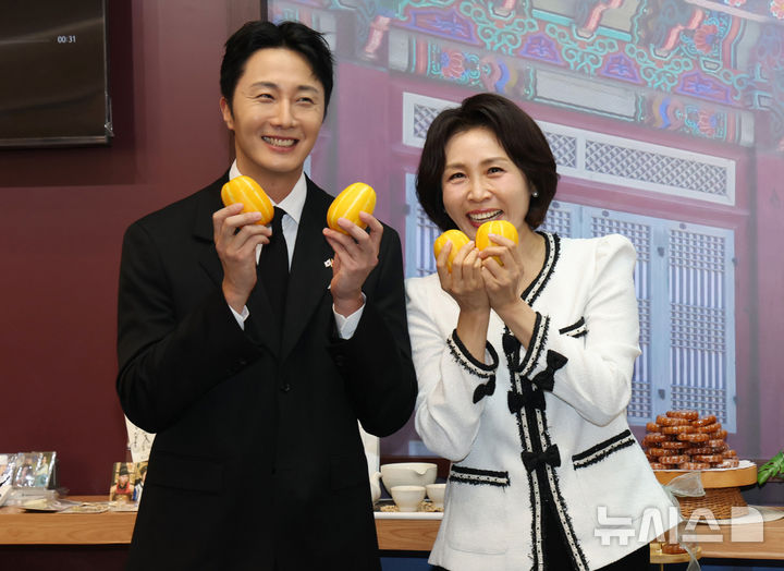 [하노이=뉴시스] 고범준 기자 = 김혜경 여사가 23일(현지 시간) 베트남 하노이 서호 롯데몰에서 열린 K-문화관광대전에 참석해 정일우 배우와 참외를 들어보이고 있다. 2026.04.23. bjko@newsis.com