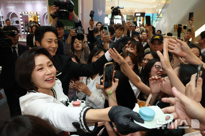 [하노이=뉴시스] 고범준 기자 = 김혜경 여사가 23일(현지 시간) 베트남 하노이 서호 롯데몰에서 열린 K-문화관광대전에서 참석자들에게 마카롱을 나눠주고 있다. 2026.04.23. bjko@newsis.com