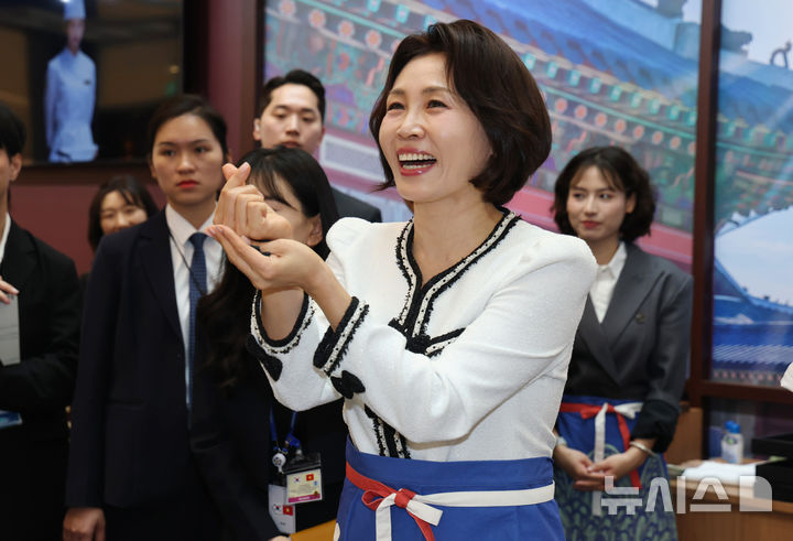 [하노이=뉴시스] 고범준 기자 = 김혜경 여사가 23일(현지 시간) 베트남 하노이 서호 롯데몰에서 열린 K-문화관광대전에서 하트를 그려보이고 있다. 2026.04.23. bjko@newsis.com