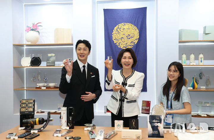 [하노이=뉴시스] 고범준 기자 = 김혜경 여사가 23일(현지 시간) 베트남 하노이 서호 롯데몰에서 열린 K-문화관광대전에서 배우 정일우와 굿즈를 들고 포즈를 취하고 있다. 2026.04.23. bjko@newsis.com