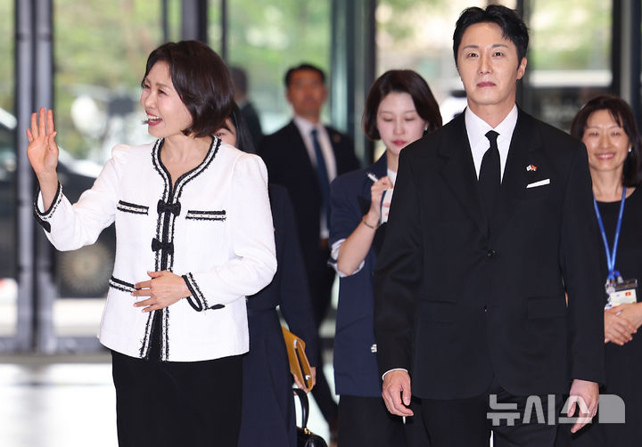 [하노이=뉴시스] 고범준 기자 = 김혜경 여사가 23일(현지 시간) 베트남 하노이 서호 롯데몰에서 열린 K-문화관광대전에서 배우 정일우와 입장하고 있다. 2026.04.23. bjko@newsis.com