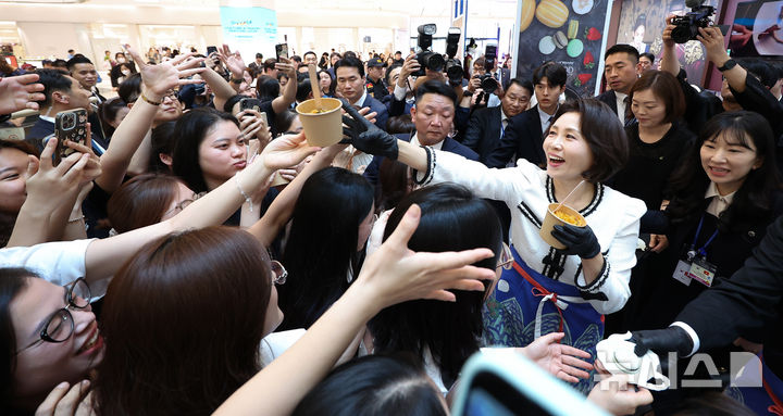 [하노이=뉴시스] 고범준 기자 = 김혜경 여사가 23일(현지 시간) 베트남 하노이 서호 롯데몰에서 열린 K-문화관광대전에서 참석자들에게 비빔밥을 나눠주고 있다. 2026.04.23. bjko@newsis.com