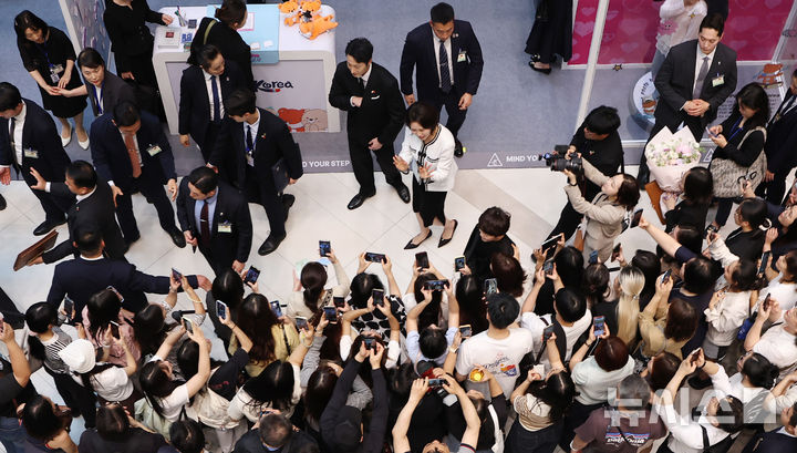 [하노이=뉴시스] 고범준 기자 = 김혜경 여사가 23일(현지 시간) 베트남 하노이 서호 롯데몰에서 열린 K-문화관광대전에서 참가 부스업체를 나서벼 시민들에게 인사하며 이동하고 있다. 2026.04.23. bjko@newsis.com