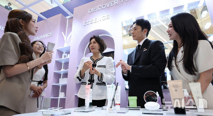 [하노이=뉴시스] 고범준 기자 = 김혜경 여사가 23일(현지 시간) 베트남 하노이 서호 롯데몰에서 열린 K-문화관광대전에서 배우 정일우와 화장품 체험을 하고 있다. 2026.04.23. bjko@newsis.com