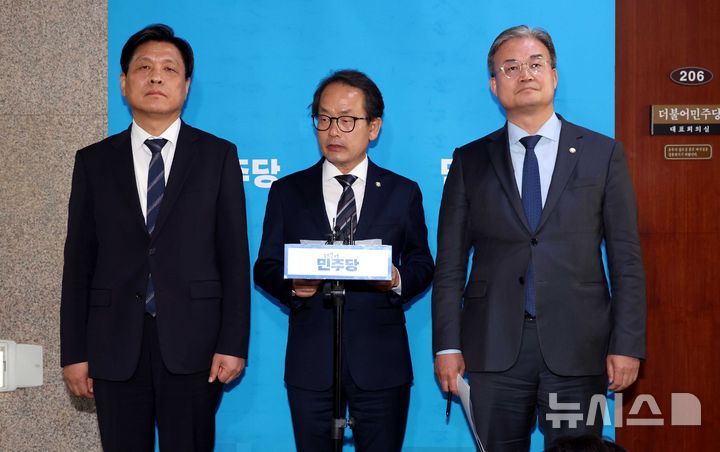 [서울=뉴시스] 조성봉 기자 = 강준현 더불어민주당 수석대변인이 23일 오후 서울 여의도 국회 당대표실 앞에서 인천지역 전략공천 후보룰 발표하고 있다. 민주당은 인천 계양을에 김남준, 연수갑에 송영길 후보를 전략 공천했다. 2026.04.23. suncho21@newsis.com