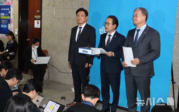 [서울=뉴시스] 조성봉 기자 = 강준현 더불어민주당 수석대변인이 23일 오후 서울 여의도 국회 당대표실 앞에서 인천지역 전략공천 후보룰 발표하고 있다. 민주당은 인천 계양을에 김남준, 연수갑에 송영길 후보를 전략 공천했다. 2026.04.23. suncho21@newsis.com