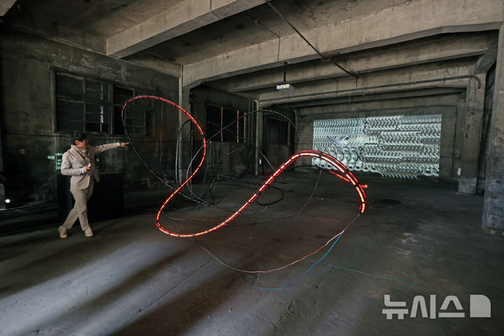 [부산=뉴시스] 박진희 기자 = 서진석 부산시립미술관 관장이 23일 부산 동래구 동일고무밸트 동래공장에서 국제 미디어아트 패스티벌 '루프 랩 부산(Loop Lab Busan)' 기관 협력 전시 참여 작가인 장혜련의 '마이그레이션' 작품을 설명하고 있다.&nbsp; '루프 랩 부산(Loop Lab Busan)'은 시간, 이미지를 매개하는 국제 디지털 미디어 아트 플랫폼으로, 공동체의 수평적 연대를 실험하는 아시아 최초의 대안적 행사다. 2026.04.23. pak7130@newsis.com