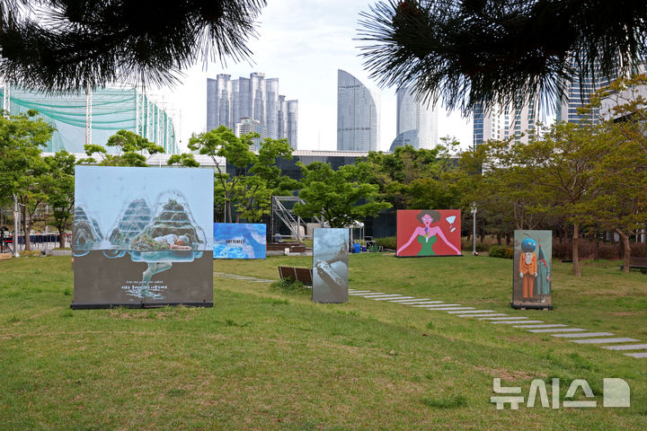 [부산=뉴시스] 박진희 기자 = 부산시립미술관은 23일 부산 해운대구 부산시립미술관 야외 조각공원에서 디지털 미디어 페스티벌 '루프 랩 부산(Loop Lab Busan)' 일환으로 '디지털 서브컬처(Digital Subculture)' 전시를 하고 있다.'루프 랩 부산(Loop Lab Busan)'은 시간, 이미지를 매개하는 국제 디지털 미디어 아트 플랫폼으로, 공동체의 수평적 연대를 실험하는 아시아 최초의 대안적 행사다. 2026.04.23. pak7130@newsis.com