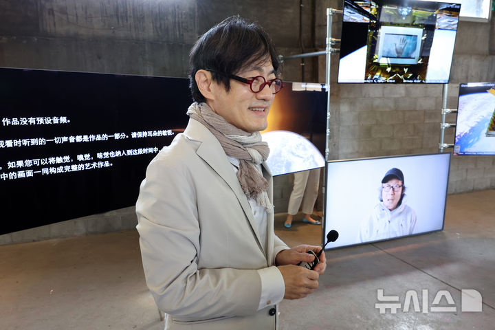 [부산=뉴시스] 박진희 기자 = 서진석 부산시립미술관 관장이 23일 부산 동래구 동일고무밸트 동래공장에서 국제 미디어아트 패스티벌 '루프 랩 부산(Loop Lab Busan)' 기관 협력 전시 참여 작가 쉬빙 작품을 설명하고 있다. 2026.04.23. pak7130@newsis.com