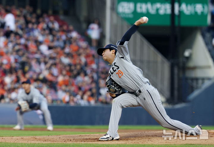 [서울=뉴시스] 김진아 기자 = 23일 오후 서울 송파구 잠실야구장에서 열린 2026 KBO리그 한화 이글스와 LG 트윈스의 경기, 한화 선발 황준서가 역투하고 있다. 2026.04.23. bluesoda@newsis.com