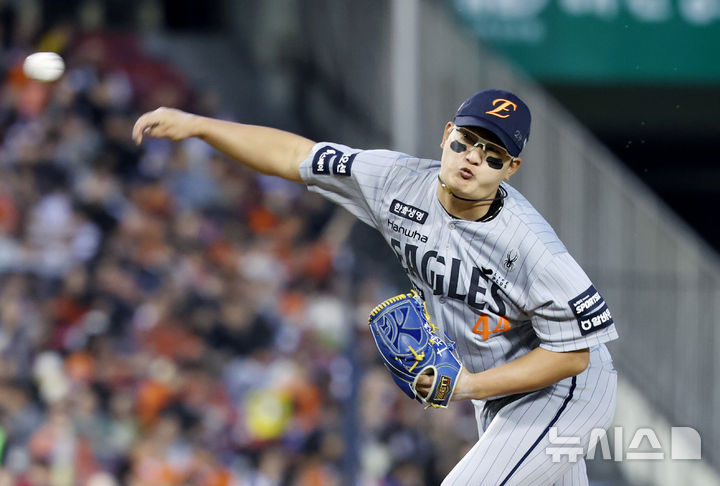 [서울=뉴시스] 김진아 기자 = 23일 오후 서울 송파구 잠실야구장에서 열린 2026 KBO리그 한화 이글스와 LG 트윈스의 경기, 3회말 한화 김서현이 역투하고 있다. 2026.04.23. bluesoda@newsis.com