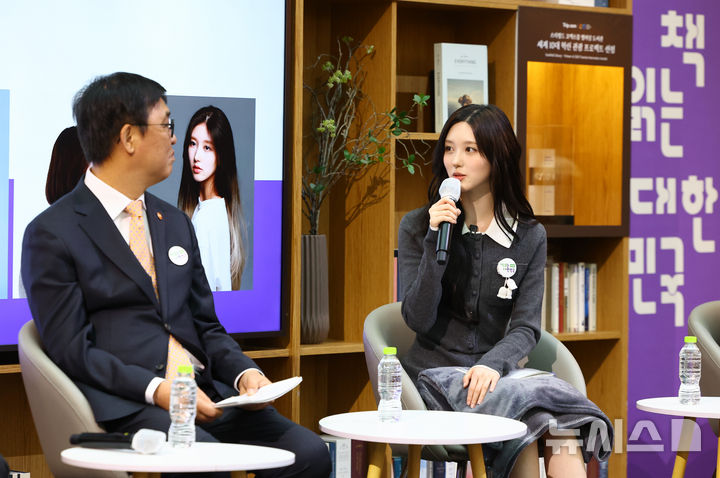 [서울=뉴시스] 황준선 기자 = 그룹 아이브의 가을이 23일 서울 강남구 코엑스 별마당 도서관에서 열린 2026 책 읽는 대한민국 캠페인 선포식 다락(多樂)방 북토크에서 발언하고 있다. 2026.04.23. hwang@newsis.com