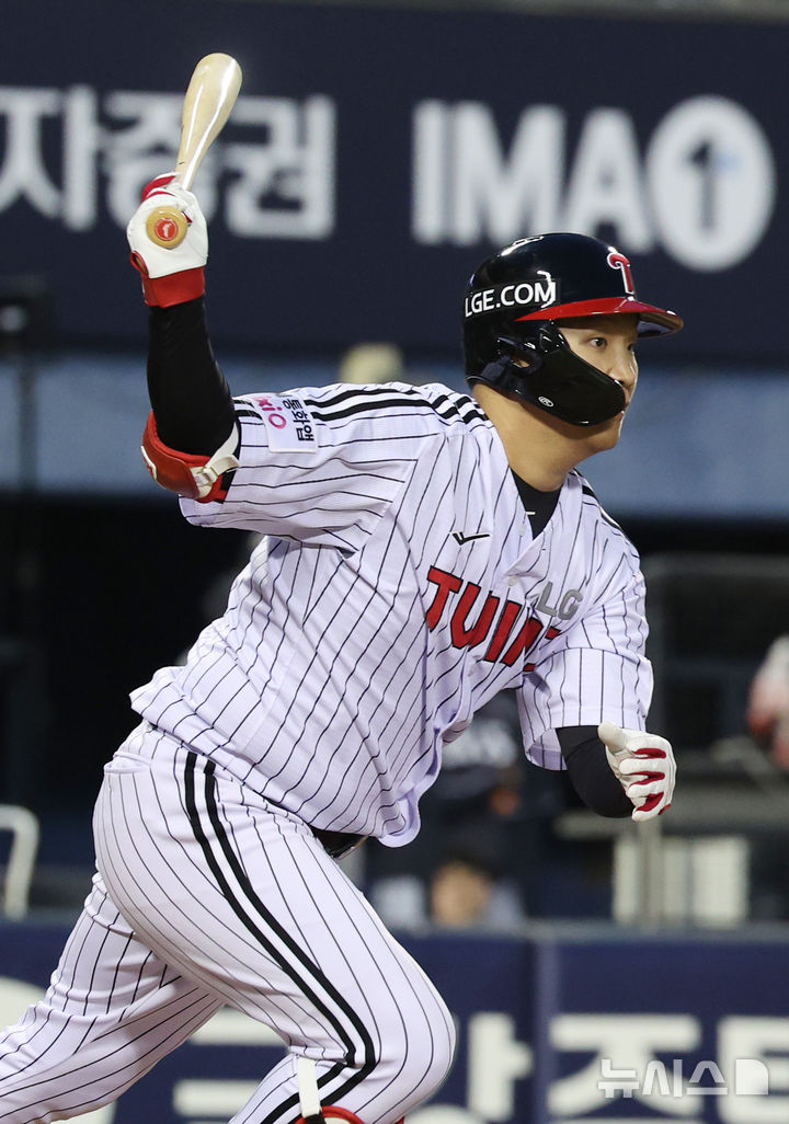 [서울=뉴시스] 김진아 기자 = 23일 오후 서울 송파구 잠실야구장에서 열린 2026 KBO리그 한화 이글스와 LG 트윈스의 경기, 3회말 2사 1,2루 LG 문보경이 1타점 적시타를 치고 있다. 2026.04.23. bluesoda@newsis.com