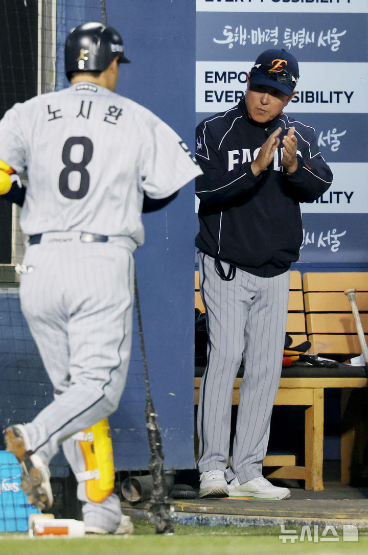 [서울=뉴시스] 김진아 기자 = 23일 오후 서울 송파구 잠실야구장에서 열린 2026 KBO리그 한화 이글스와 LG 트윈스의 경기, 4회초 1사 한화 노시환이 솔로홈런을 친 뒤 홈으로 들어오자 김경문 감독이 박수를 치고 있다. 2026.04.23. bluesoda@newsis.com