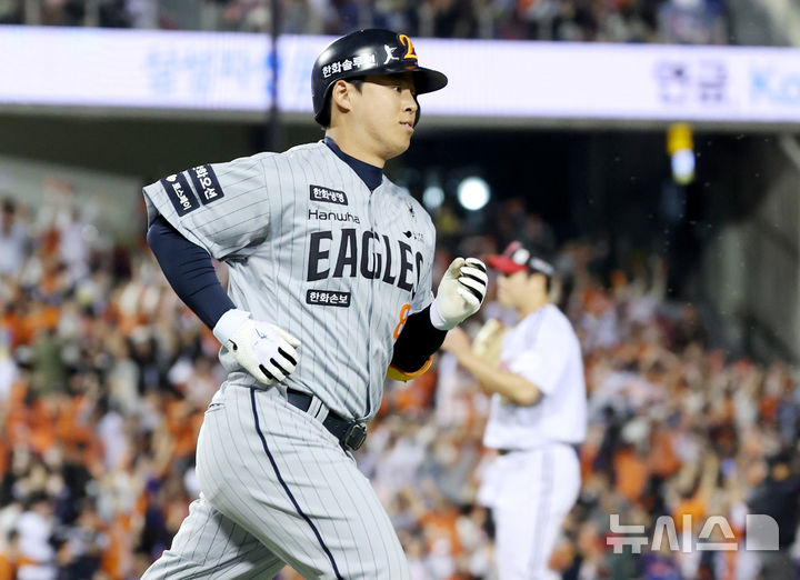 [서울=뉴시스] 김진아 기자 = 23일 오후 서울 송파구 잠실야구장에서 열린 2026 KBO리그 한화 이글스와 LG 트윈스의 경기, 4회초 1사 한화 노시환이 솔로홈런을 친 뒤 그라운드를 돌고 있다. 2026.04.23. bluesoda@newsis.com