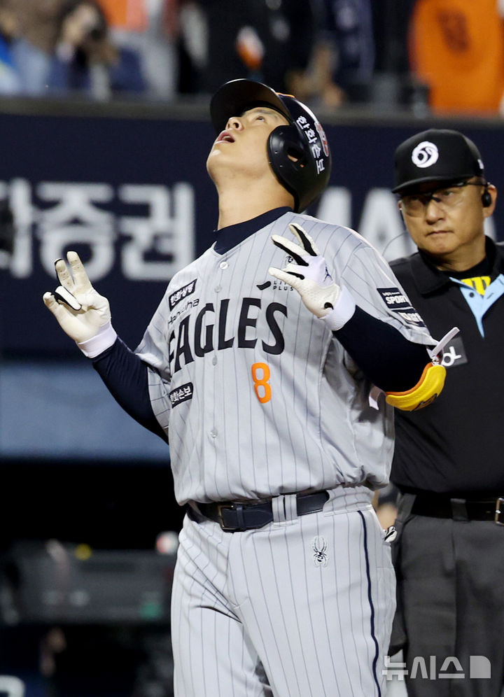 [서울=뉴시스] 김진아 기자 = 23일 오후 서울 송파구 잠실야구장에서 열린 2026 KBO리그 한화 이글스와 LG 트윈스의 경기, 4회초 1사 한화 노시환이 솔로홈런을 친 뒤 세리머니를 하고 있다. 2026.04.23. bluesoda@newsis.com