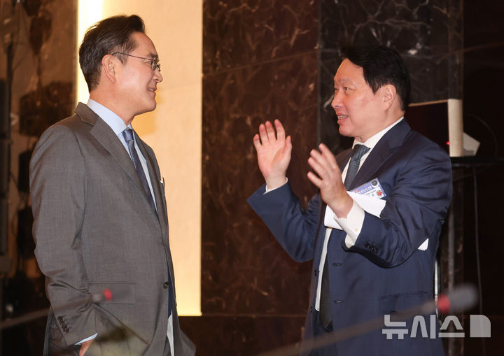 [하노이=뉴시스] 고범준 기자 = 이재용 삼성전자 회장과 대한상의 회장인 최태원 SK그룹 회장이 23일(현지 시간) 베트남 하노이 한 호텔에서 한-베트남 비즈니스 포럼에 앞서 열린 사전 간담회에서 대화하고 있다. 2026.04.23. bjko@newsis.com
