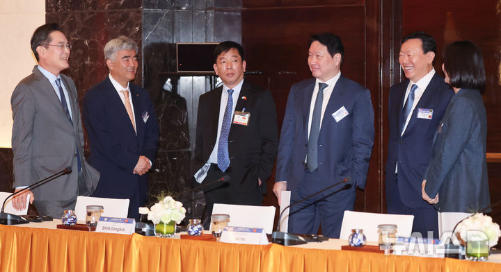 [하노이=뉴시스] 고범준 기자 = 이재용(왼쪽부터) 삼성전자 회장, 정원주 대우건설 회장, 베트남 기업인, 대한상의 회장인 최태원 SK그룹 회장, 신동빈 롯데그룹 회장이 23일(현지 시간) 베트남 하노이 한 호텔에서 한-베트남 비즈니스 포럼에 앞서 열린 사전 간담회에서 대화를 하고 있다. 2026.04.23. bjko@newsis.com