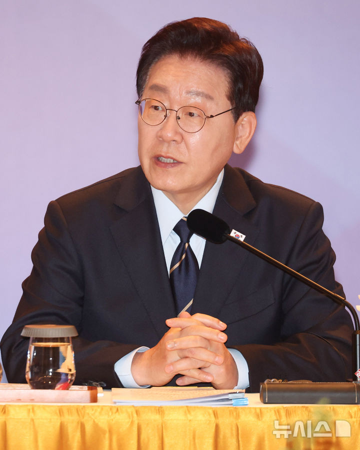 [하노이=뉴시스] 고범준 기자 = 이재명 대통령이 23일(현지 시간) 베트남 하노이 한 호텔에서 한-베트남 비즈니스 포럼에 앞서 열린 사전 간담회에서 발언하고 있다. 2026.04.23. bjko@newsis.com