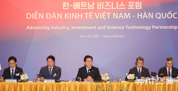 [하노이=뉴시스] 고범준 기자 = 이재명 대통령이 23일(현지 시간) 베트남 하노이 한 호텔에서 한-베트남 비즈니스 포럼에 앞서 열린 사전 간담회에서 발언하고 있다. 2026.04.23. bjko@newsis.com