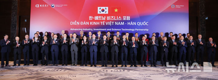 [하노이=뉴시스] 고범준 기자 = 이재명 대통령이 23일(현지 시간) 베트남 하노이 한 호텔에서 한-베트남 비즈니스 포럼에 앞서 열린 사전 간담회에서 참석자들과 기념촬영을 하고 있다. 2026.04.23. bjko@newsis.com